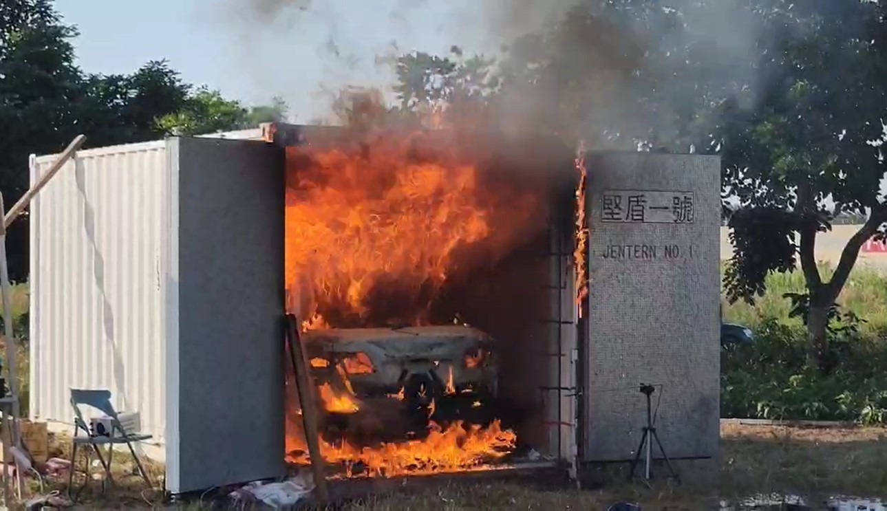 JENTERN 儲能設備及危險物品防火防爆貨櫃針對電動車熱失控火災防護測試實拍
