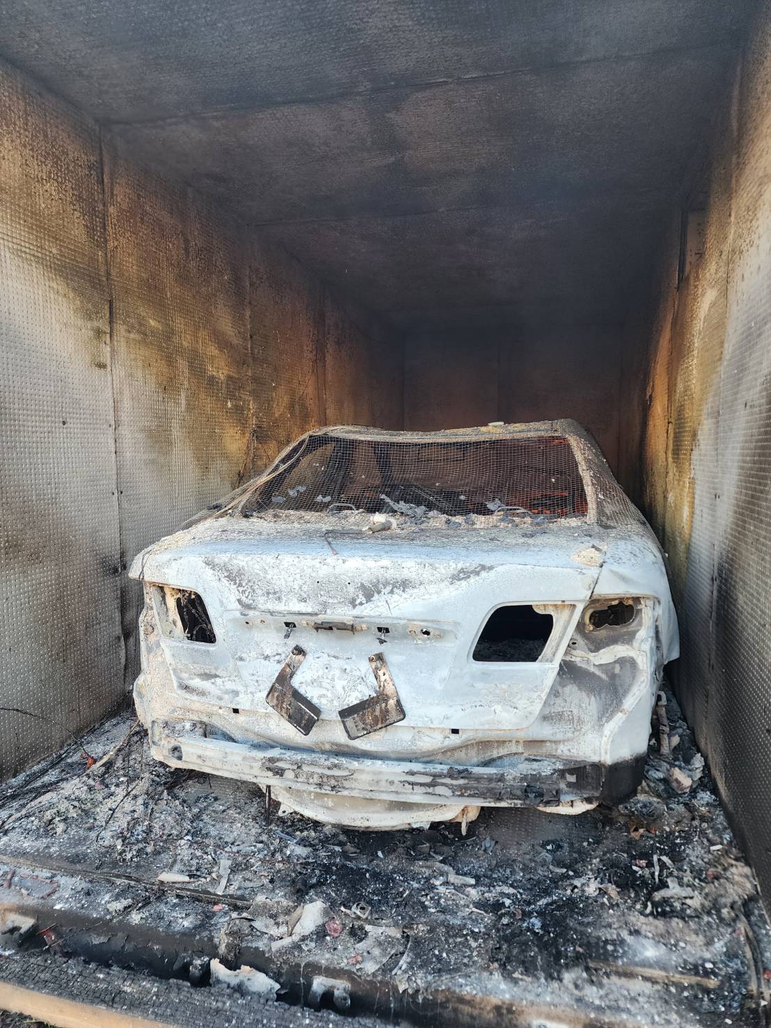 JENTERN 儲能設備及危險物品防火防爆貨櫃測試後櫃體內部觀察
